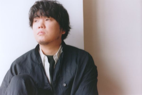 秦 基博さん　アーティスト写真『富士山と、コーヒーと、しあわせの数式』